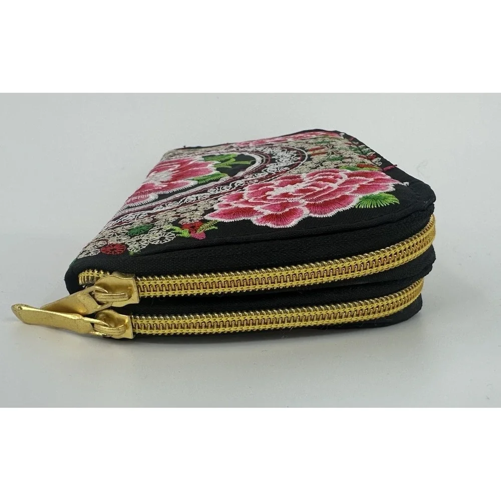 Rose Flowers Floral Pattern Embroidered Full Zip‎ Closure Wallet Wristlet Black